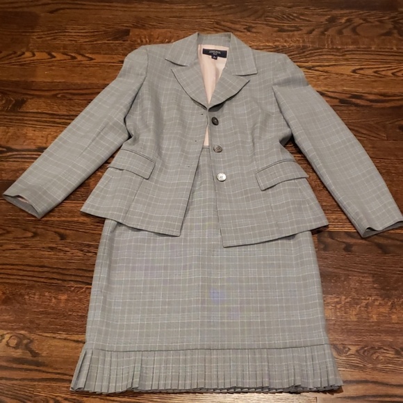 Jones Wear Dresses & Skirts - Jones Wear Two Piece Skirt Suit